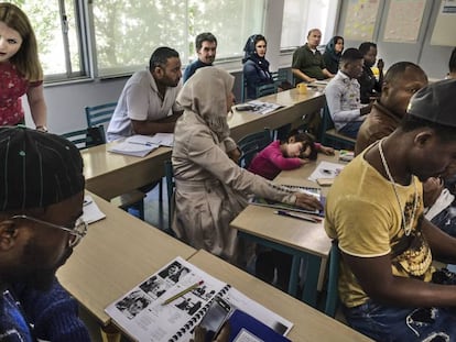 Inmigrantes y refugiados de distintas nacionalidades acuden a clase de inglés en el Centro Multifuncional de Cruz Roja en Atenas.