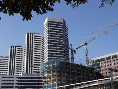 Un edificio en construcción en Bilbao.