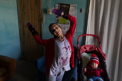 Mia Rodriguez, young girl from uruguay with prosthetic arms and hands