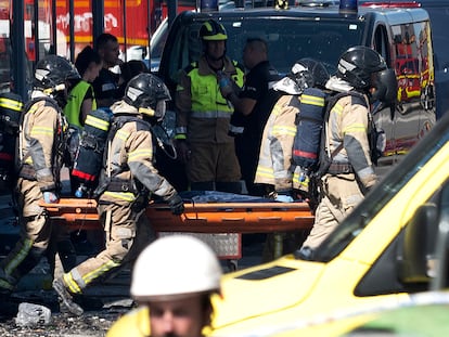 Los bomberos sacaban el domingo el cuerpo de uno de los 13 fallecidos en la discoteca Fonda Milagros, en Murcia.
