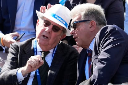 Javier Godó y Joan Laporta departen durante el partido.