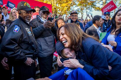 La candidata demócrata Kamala Harris abraza a un a niña en un acto electoral en Washington, este miércoles. 