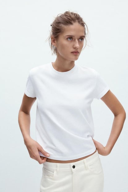 Camiseta blanca de Zara (12,95 euros).