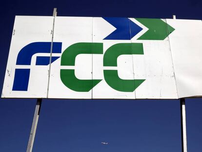 Un cartel con el logo de FCC en Tres Cantos, el 29 de febrero de 2016. 