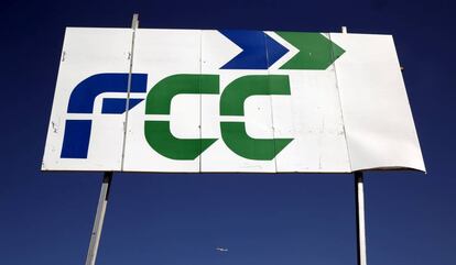 Un cartel con el logo de FCC en Tres Cantos, el 29 de febrero de 2016.