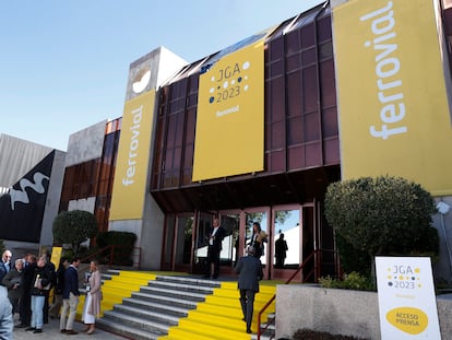 Entrada al auditorio de la ONCE donde se celebró la junta general de accionistas de Ferrovial 2023.