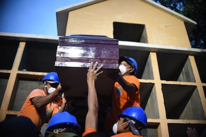 Trabajadores municipales durante un funeral en Santa Catarina Pinula, a unos 15 kilómetros de la ciudad de Guatemala, capital del país. Continúan la búsqueda de al menos 300 víctimas del alud que el jueves sepultó una comunidad a las afueras de la capital, mientras maquinaria pesada remueve toneladas de tierra del lugar, de donde se han rescatado 161 cadáveres.