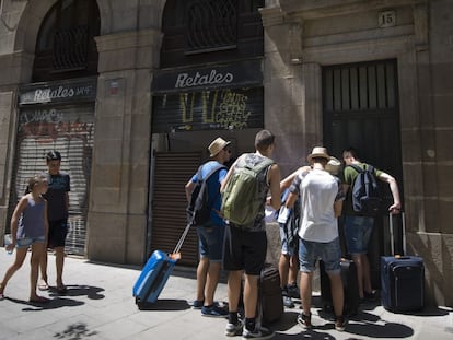 Un grupo de turistas ante un apartamento al centro de Barcelona.