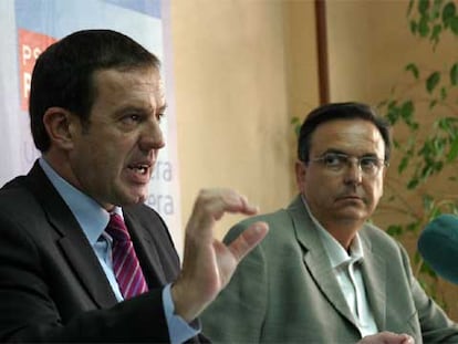 El secretario general del PSPV, Joan Ignasi Pla, y el alcalde de Elche, Diego Macià, ayer en Alicante.