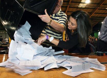 Centro del recuento en Dublín, donde se ha trasladado las urnas con los votos del referéndum para ratificar el Tratado de Lisboa.