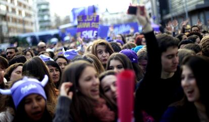 Cientos de jóvenes esperan con alegría en el exterior del Palacio de Congresos el concierto del canadiense, Justin Bieber.