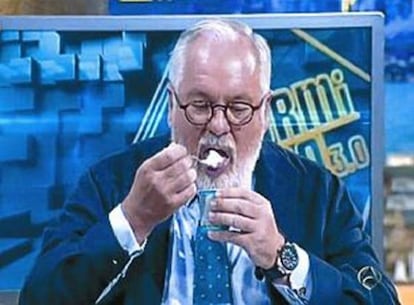 Arias Cañete comiendo un yogur en 'El hormiguero'