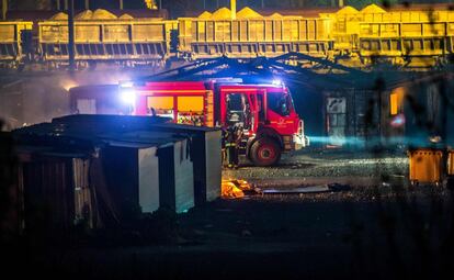 Los bomberos llegan al campamento de Grande-Synthe, a las afueras de Dunkerque. Las instalaciones del campamento contaban con 200 cabañas de madera con calefacción, aseos y tomas eléctricas con capacidad para cuatro personas cada una de ellas