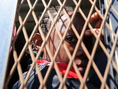 Un migrante subshariano en un centro de detenci&oacute;n en Tr&iacute;poli a la espera de ser deportado