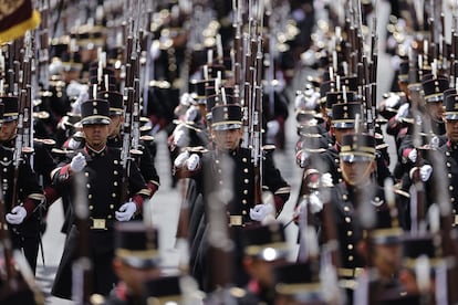 Cadetes del Heroico Colegio Militar desfilan en la explanada del Zócalo Capitalino.