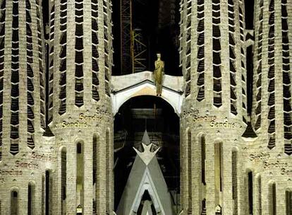 Aspecto de la nueva iluminación de la fachada de la Pasión de la Sagrada Familia, en Barcelona.