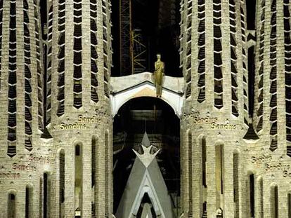 Aspecto de la nueva iluminación de la fachada de la Pasión de la Sagrada Familia, en Barcelona.