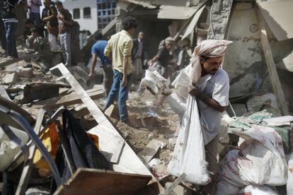Un vendedor rescata lo que puede de entre los escombros de su tienda destruida por un ataque aéreo saudí en un mercado en Saná, Yemen.