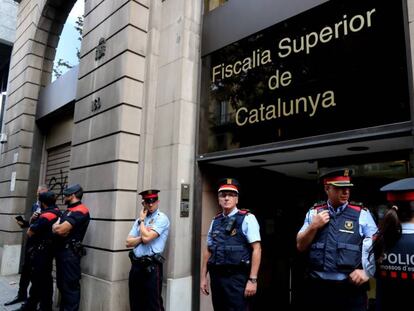 Un grupo de Mossos d&#039;Esquadra frente a la Fiscal&iacute;a Superior de Catalu&ntilde;a. 