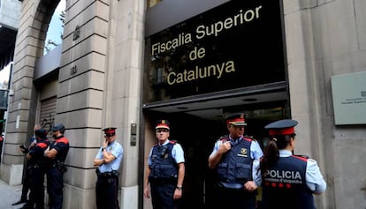 Un grupo de Mossos d&#039;Esquadra frente a la Fiscal&iacute;a Superior de Catalu&ntilde;a. 