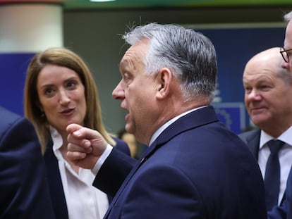El primer ministro húngaro, Viktor Orbán, habla ante la presidenta del Parlamento Europeo, Roberta Metsola.