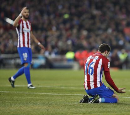 El defensa croata, Vrsaljko, se lamenta durante el partido.