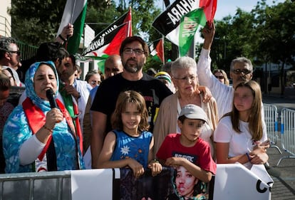 Los actores Javier y Pilar Bardem durante la concentración ante la Embajada de Marruecos contra la represión en el Sahara Occidental.