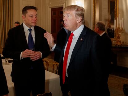 Steve Bannon, Elon Musk y Donald Trump, durante una reunión del entonces presidente con empresarios en la Casa Blanca, en 2017.