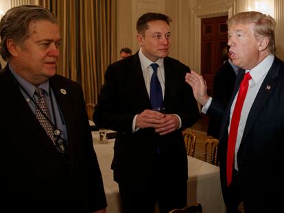 Steve Bannon, Elon Musk y Donald Trump, durante una reunión del entonces presidente con empresarios en la Casa Blanca, en 2017.