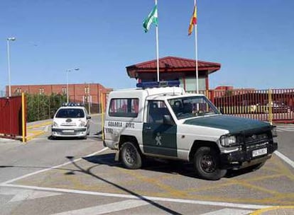 Dos vehículos policiales, frente a la prisión de Sevilla 2.