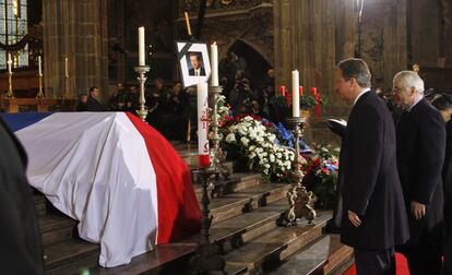 El primer ministro británico, David Cameron, acudió al funeral por el expresidente Vaclav Havel en Praga acompañado por el anterior primer ministro conservador, John Major (1990-1997), quien compartió toda una época en Europa con Havel.