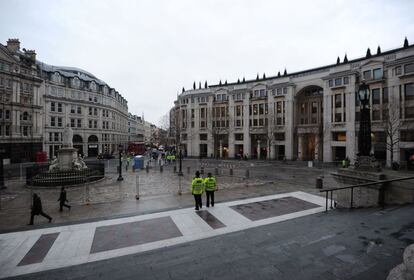 Varios policias vigilan los alrededores de la Catedral de San Pablo, esta madrugada, después de que varios manifestantes fuesen desalojados.