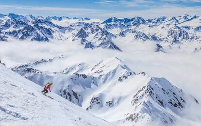 Esquí fuera de pista en la estación Grand Tourmalet-Pic du Midi (Francia).