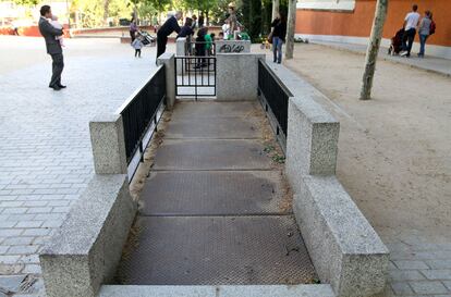 El antiguo baño del jardín de la plaza de Manuel Becerra, cerrado con planchas de hierro. A pocos metros, en una acera de la plaza hay un aseo automático que casi sólo usan los conductores de autobús.