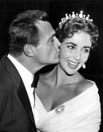 La actriz Elizabeth Taylor junto a Michael Todd asistiendo al Festival de cine de Cannes en 1957.