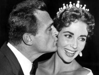 La actriz Elizabeth Taylor junto a Michael Todd asistiendo al Festival de cine de Cannes en 1957.