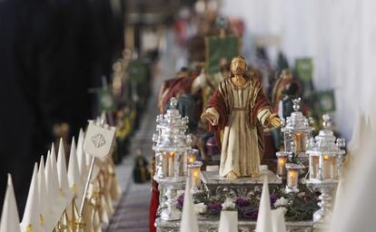 Vista de una de las esculturas religiosas que forman parte de la exposición Semana Santa de Valladolid 2021 con la última imagen incorporada a la Semana de Pasión, el Cristo de la Misión, una muestra fotográfica histórica y una maqueta de la procesión general del Viernes Santo, en un acto celebrado en Valladolid este lunes.