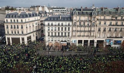 Vista general de los Campos Elíseos durante la protesta de los 'chalecos amarillos', este sábado en París.