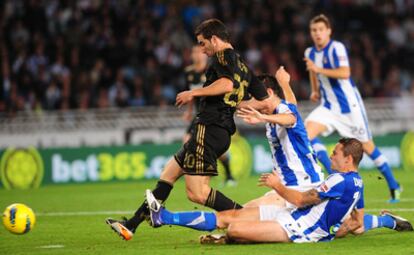 Higuaín remata a puerta superando el marcaje de dos defensores de la Real, el pasado sábado en Anoeta.