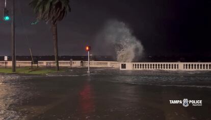 Se han emitido órdenes de evacuación, totales o parciales, en treinta de los 67 condados de Florida. En la imagen, las olas rompen contra el malecón debido al fuerte viento cuando el huracán golpea la Bahía de Tampa.