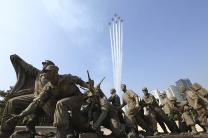 Un equipo de vuelo acrobático realiza un ensayo antes de la ceremonia de conmemoración de la batalla del embalse de Chosin.