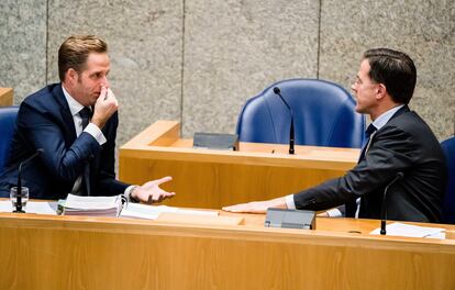 El primer ministro holandés, Mark Rutte (der.), y el ministro de Sanidad y Deportes holandés, Hugo de Jonge, este miércoles.