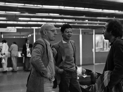 Michel Foucault (izquierda), acompañado de Thierry Voeltzel (en el centro) en el aeropuerto de Teherán, durante una de las dos visitas que ambos realizaron en 1978 a Irán.