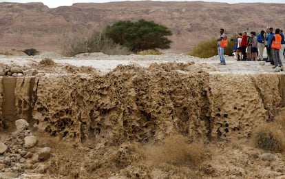 Carretera cortada por las inundaciones a orillas del mar Muerto, en Israel.