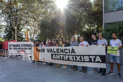 La concentración antifascista que ha tenido lugar a las puertas de la Ciudad de la Justicia de Valencia en el inicio del juicio este lunes contra los 28 ultras. 
