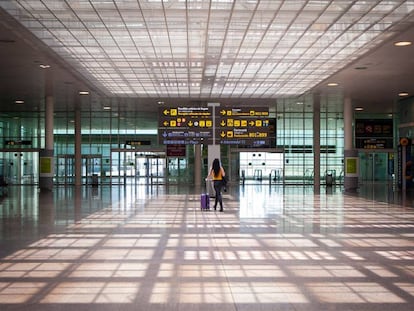 Una dona, a la terminal 1 del Prat, després de tornar a Barcelona en un vol procedent d'Eivissa.