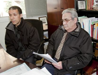 Dris Abannay (izquierda) y Manuel Mateo, marido y padre, respectivamente, de la mujer afectada
