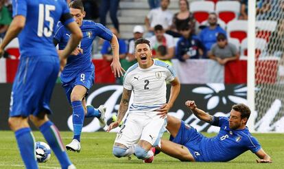 Marchisio comete falta sobre el uruguayo Giménez antes de lesionarse en el amistoso contra Uruguay.