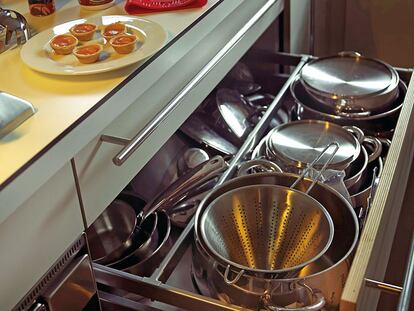 Antes de ponerse a los fogones, el novato debe llenar la despensa y organizar los utensilios de cocina. Lo mejor, tener a mano solo lo imprescindible y dejar espacio para trabajar.