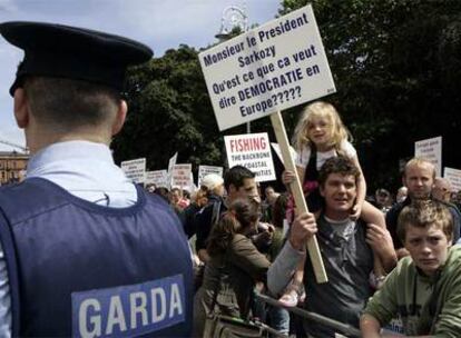 Pescadores irlandeses se manifiestan junto a la sede del Gobierno en Dublín en apoyo al <i>no</i> al Tratado de Lisboa.